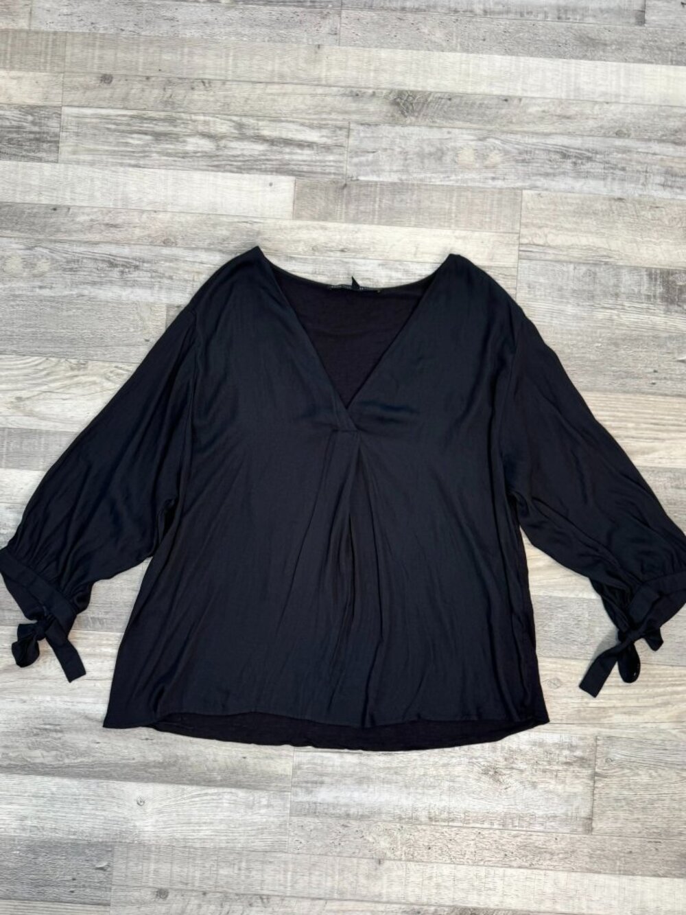 White House Black Market Black 3/4 Sleeve V-Neck Top Size Large O40
